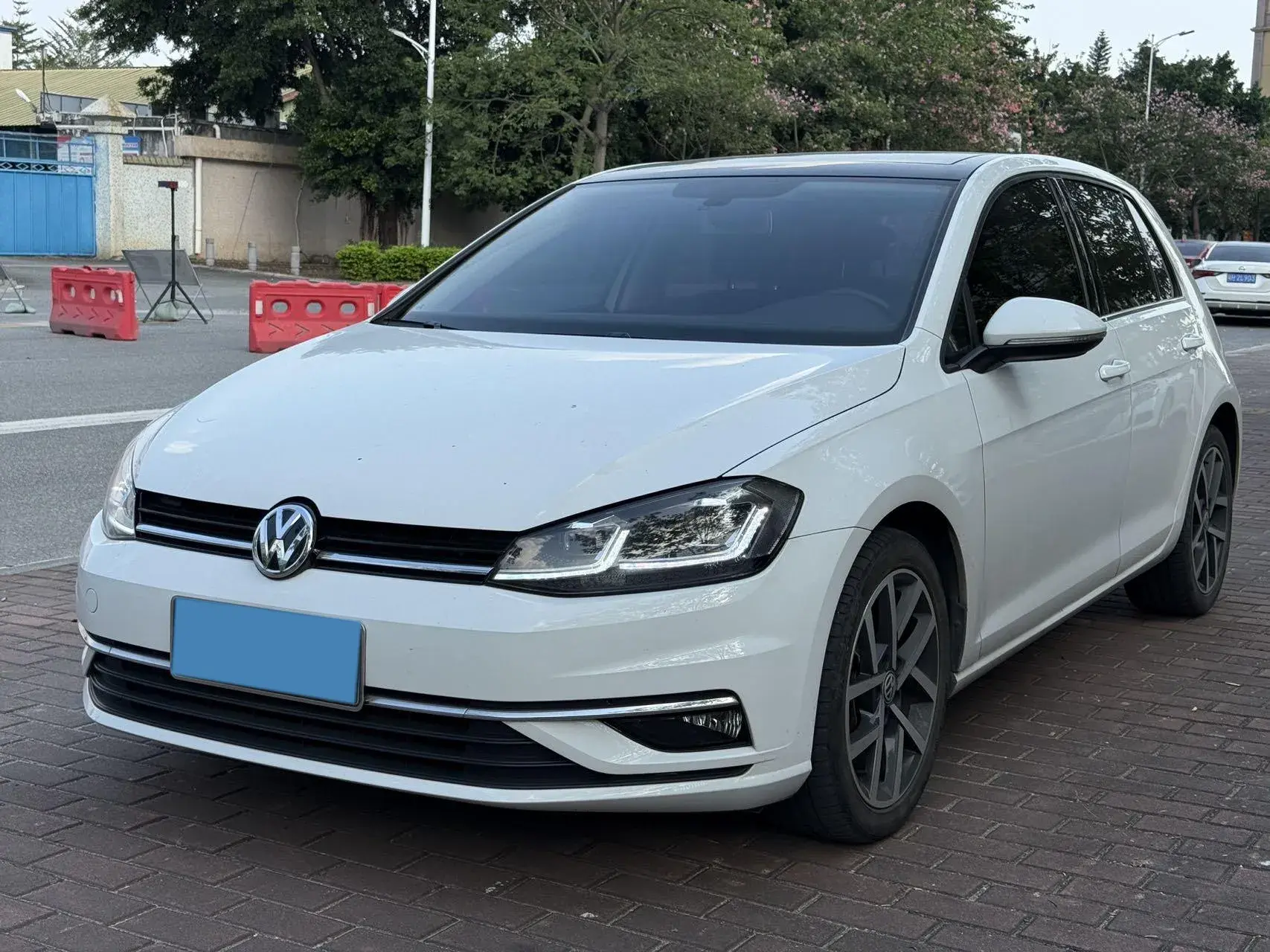 2020 VOLKSWAGEN GOLF view 1