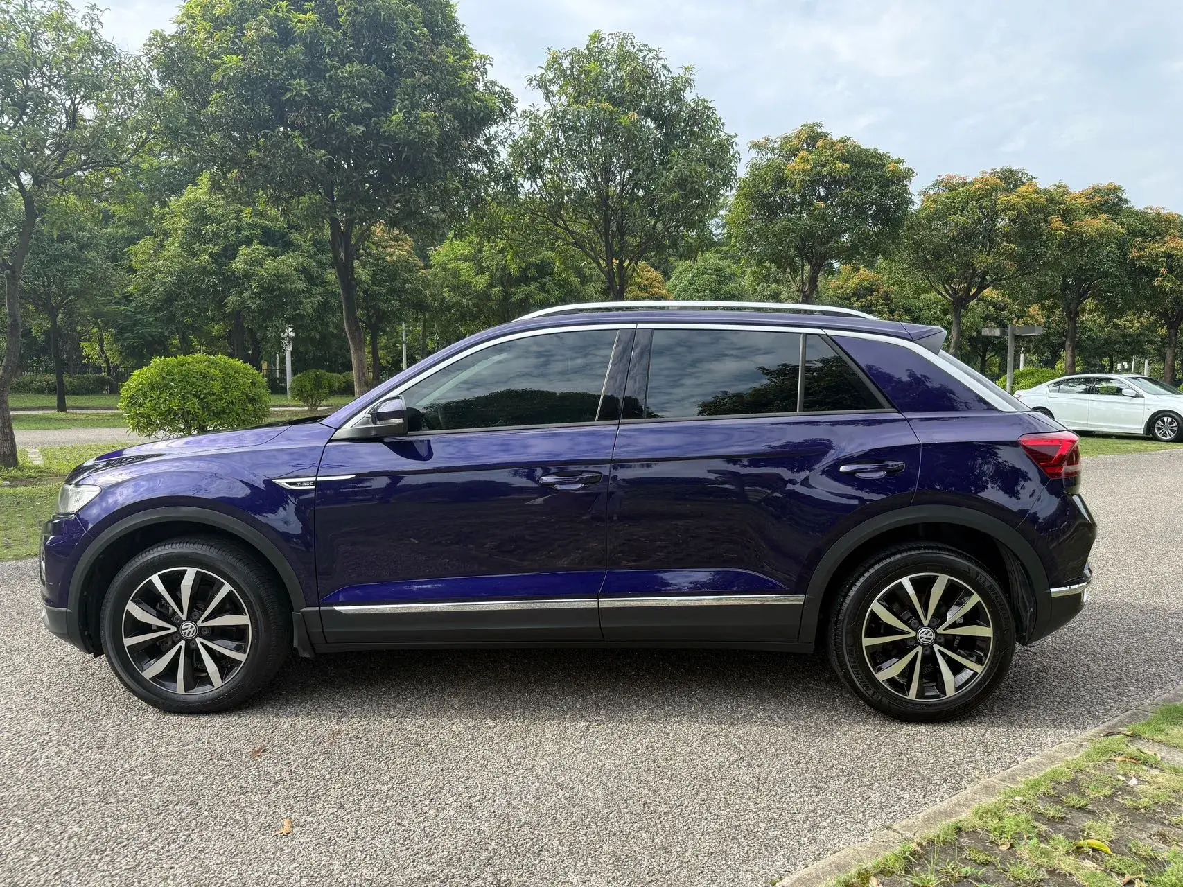 2018 VOLKSWAGEN T-ROC thumbnail 4