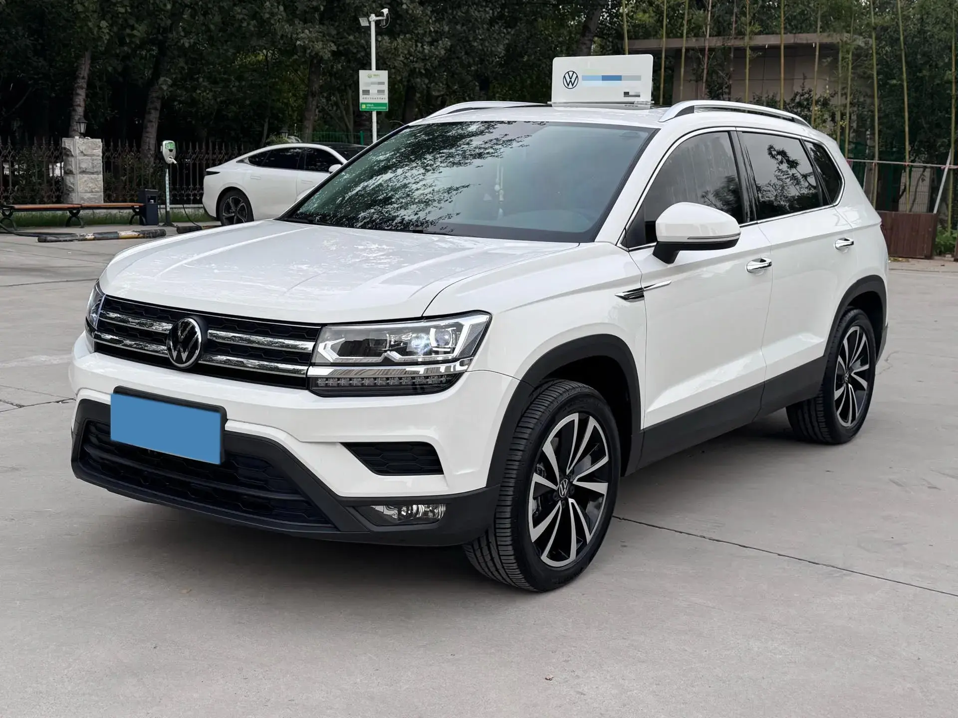 2021 VOLKSWAGEN THARU view 1
