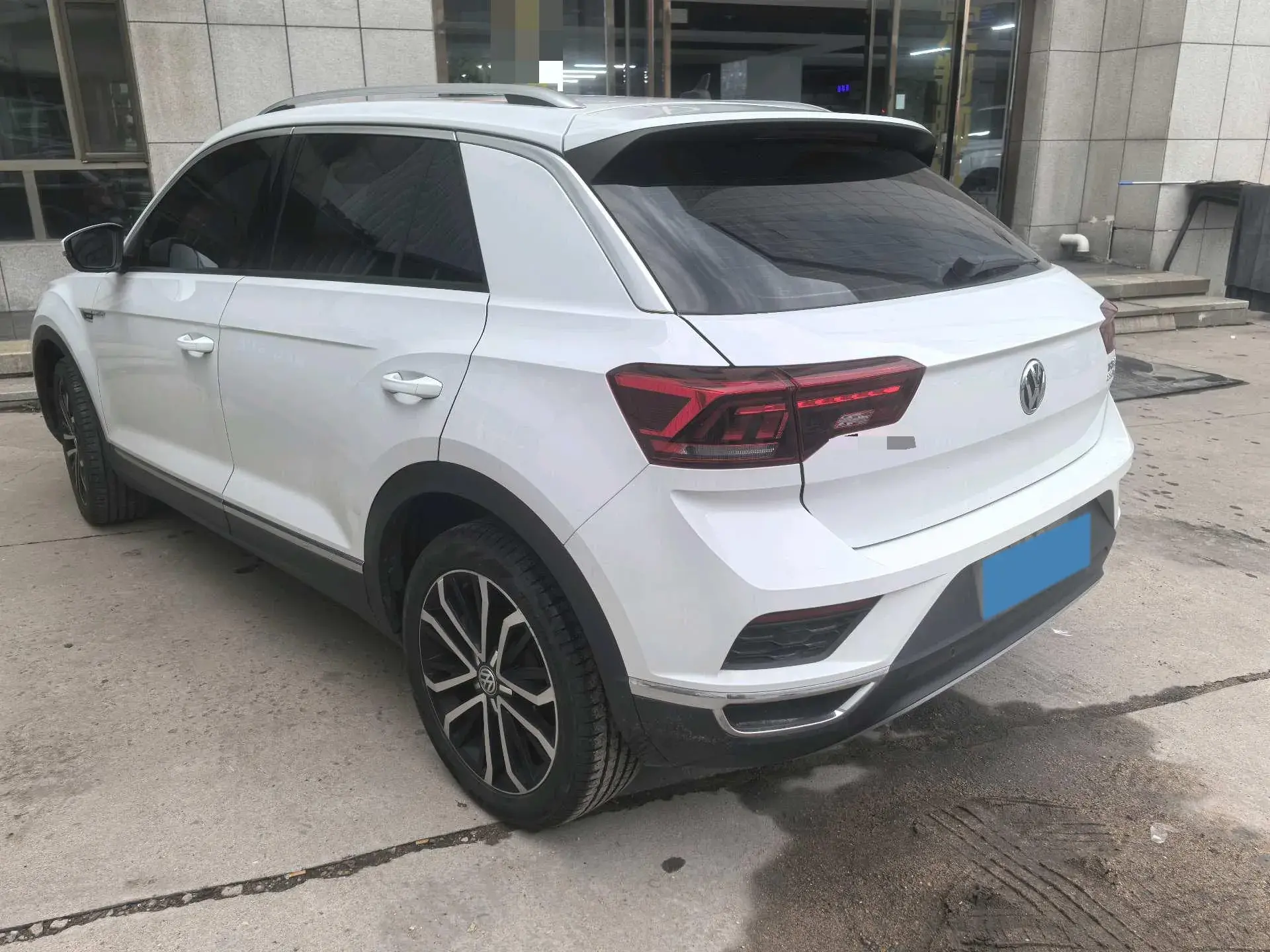 2018 VOLKSWAGEN T-ROC thumbnail 4