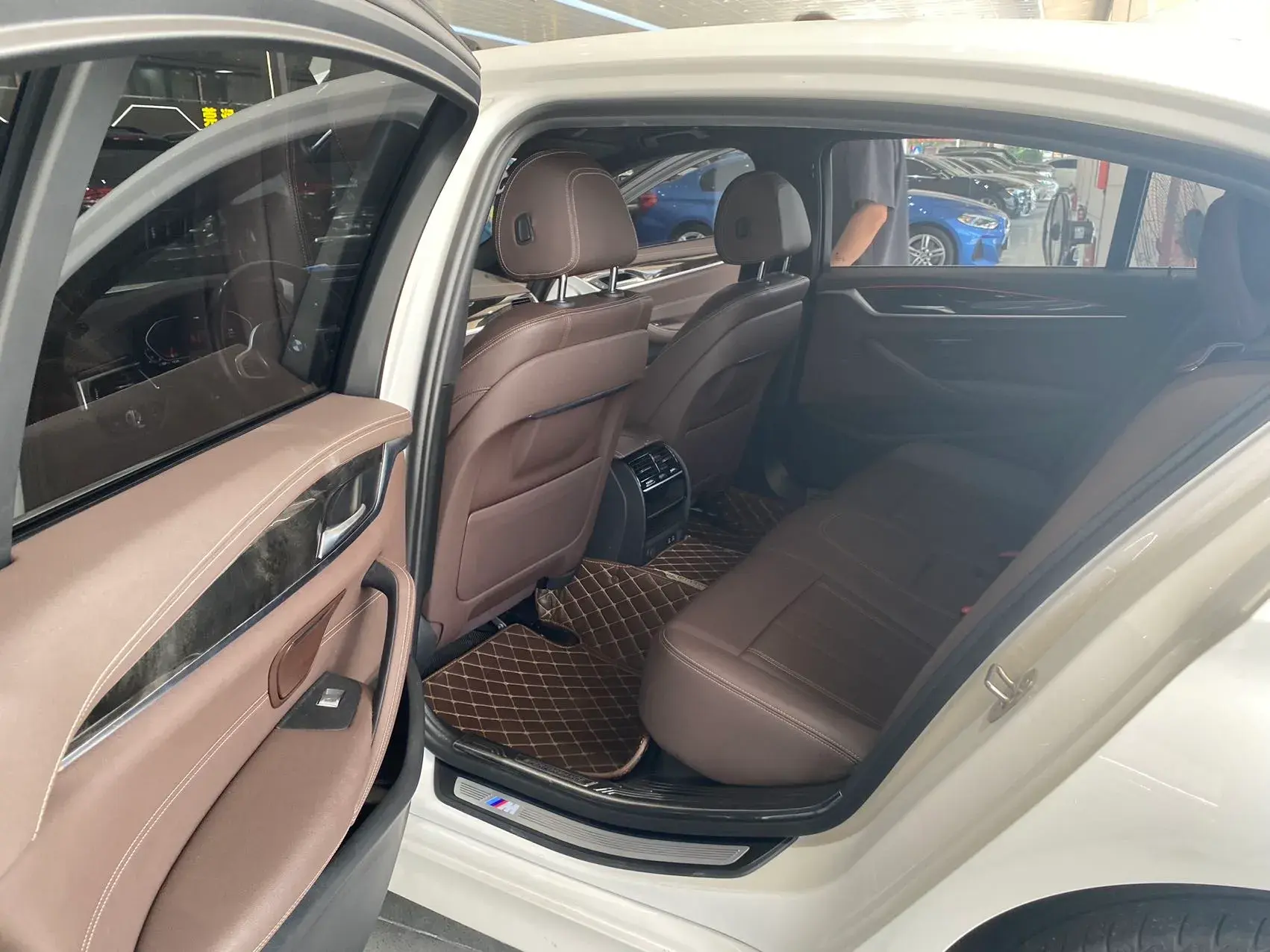 2020 BMW 5 thumbnail 3