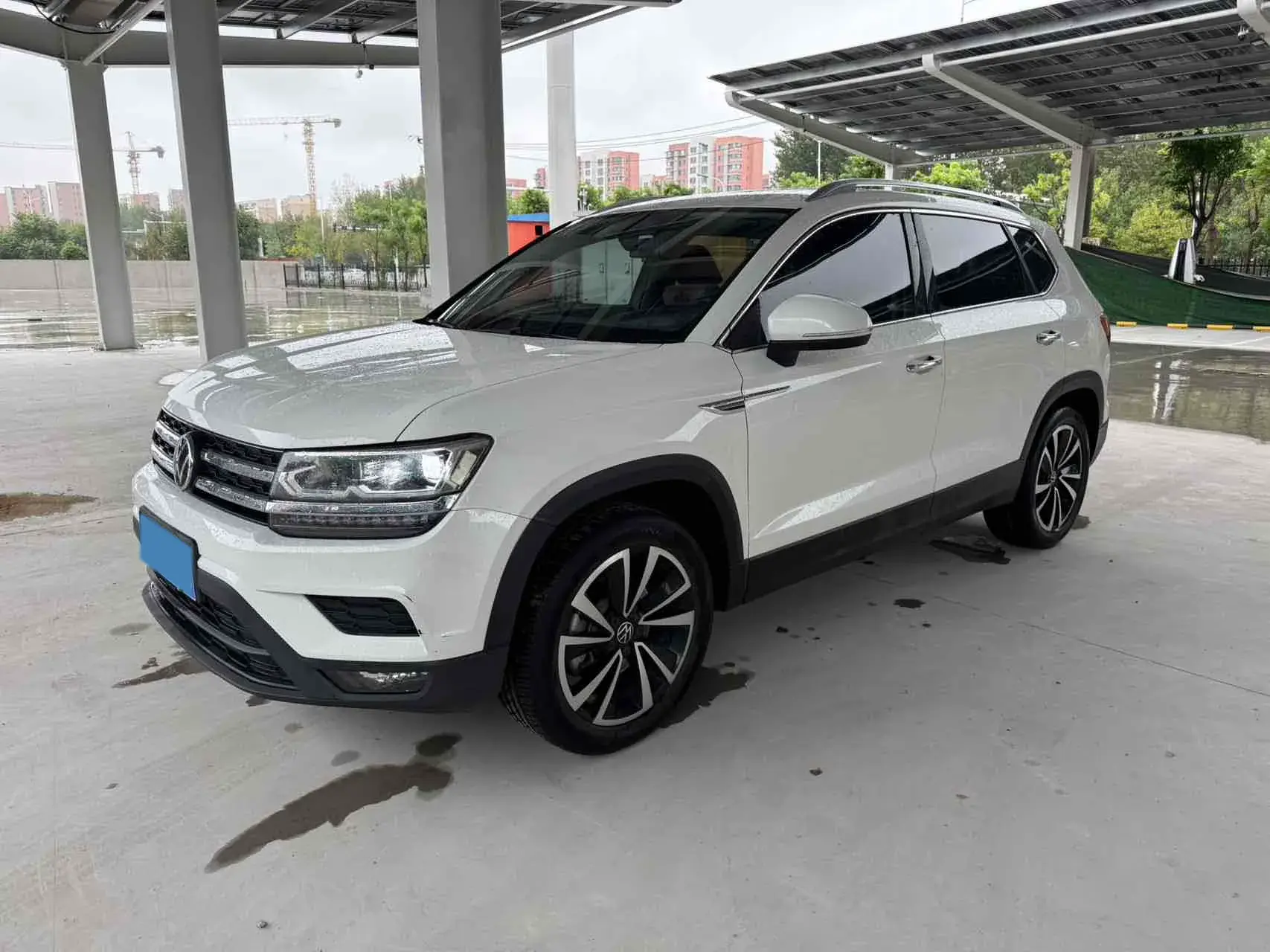 2021 VOLKSWAGEN THARU view 1