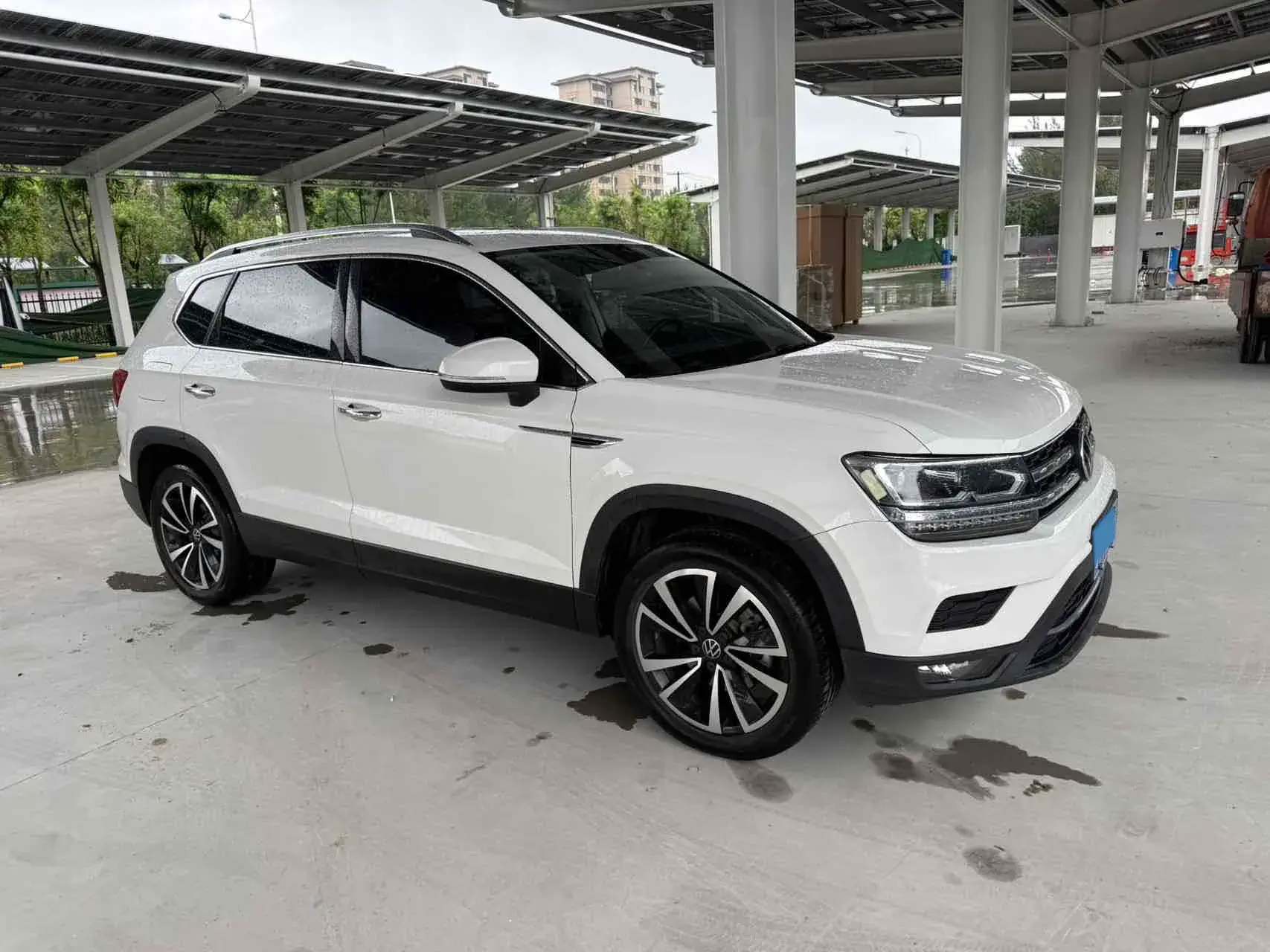 2021 VOLKSWAGEN THARU thumbnail 3