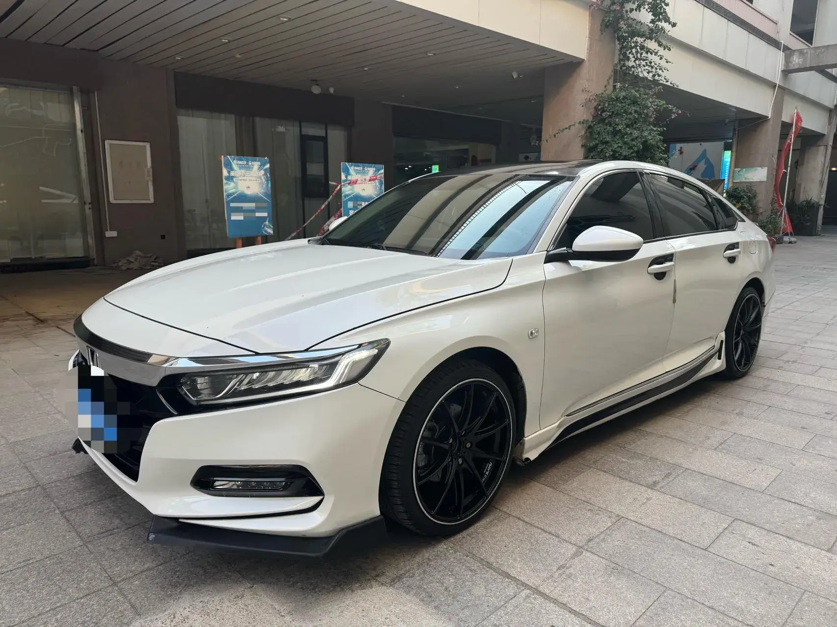 2018 HONDA ACCORD view 1