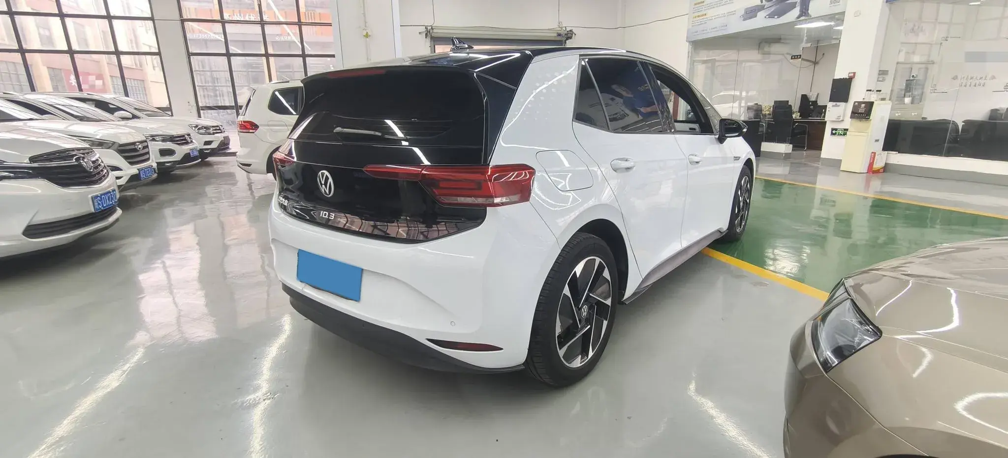 2023 VOLKSWAGEN ID.3 thumbnail 4