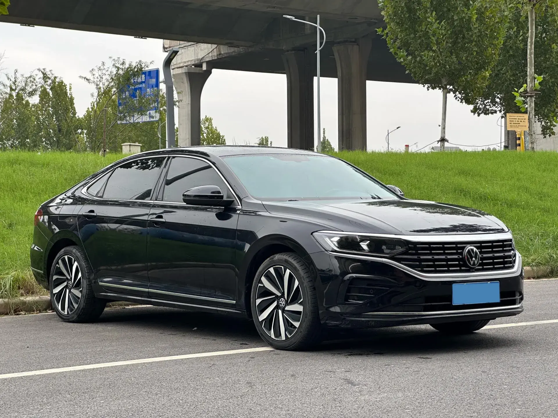 2023 VOLKSWAGEN PASSAT thumbnail 3