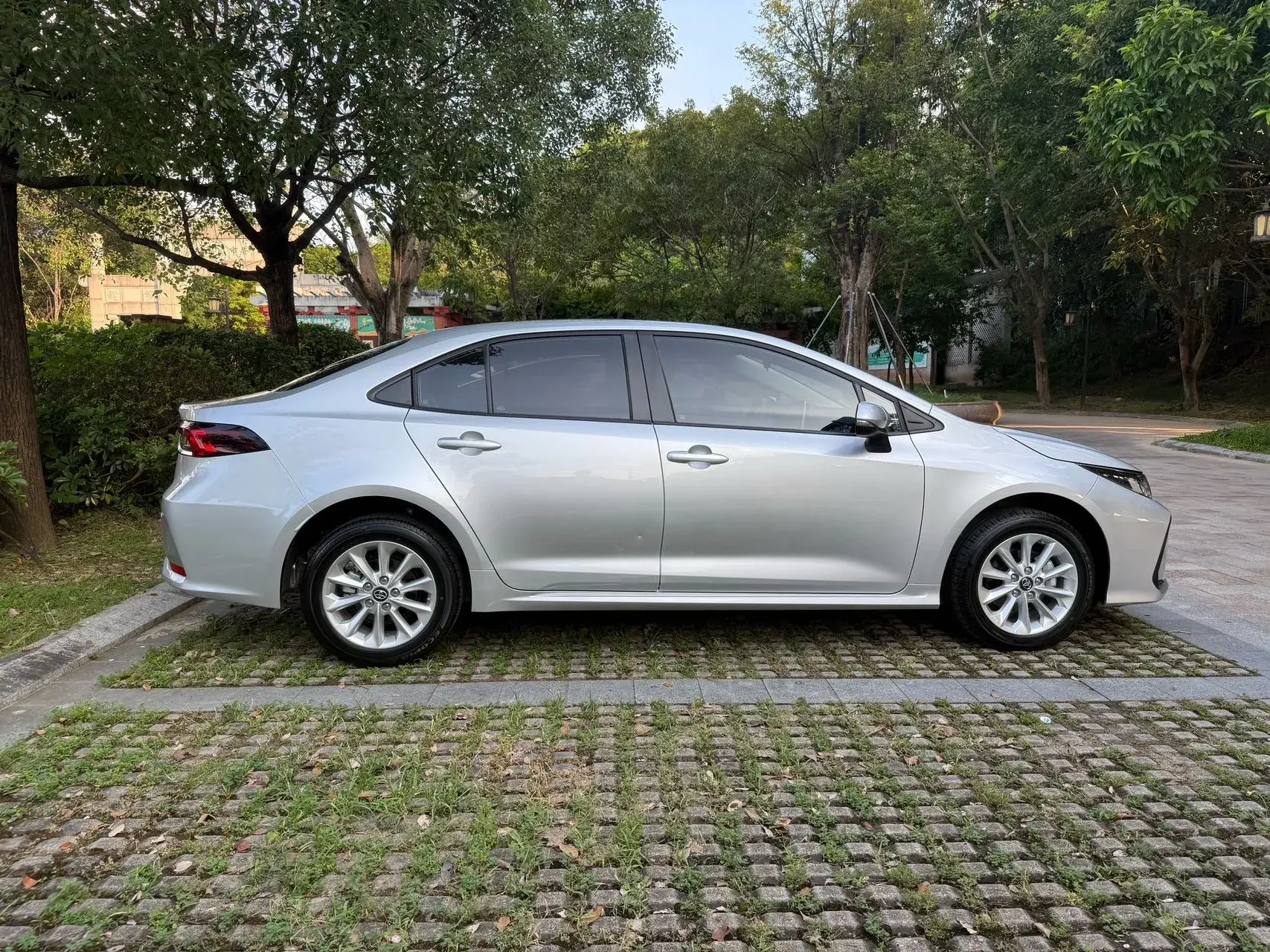 2021 TOYOTA COROLLA thumbnail 4