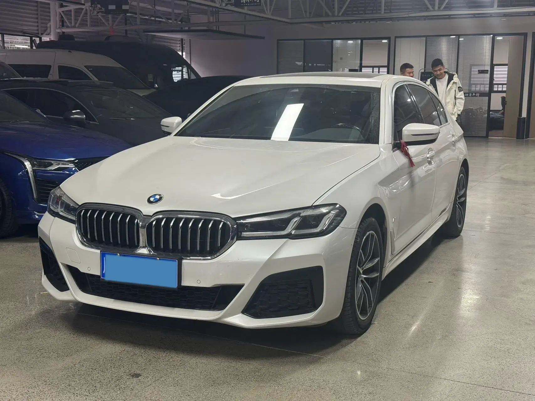 2021 BMW 5 view 1