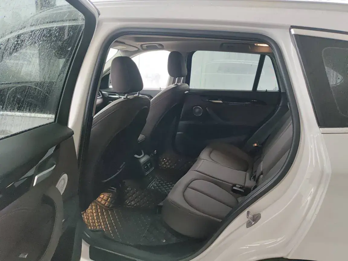 2022 BMW X1 thumbnail 2