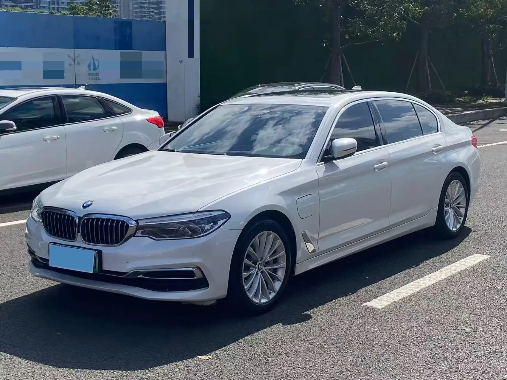 2019 BMW 5 view 1