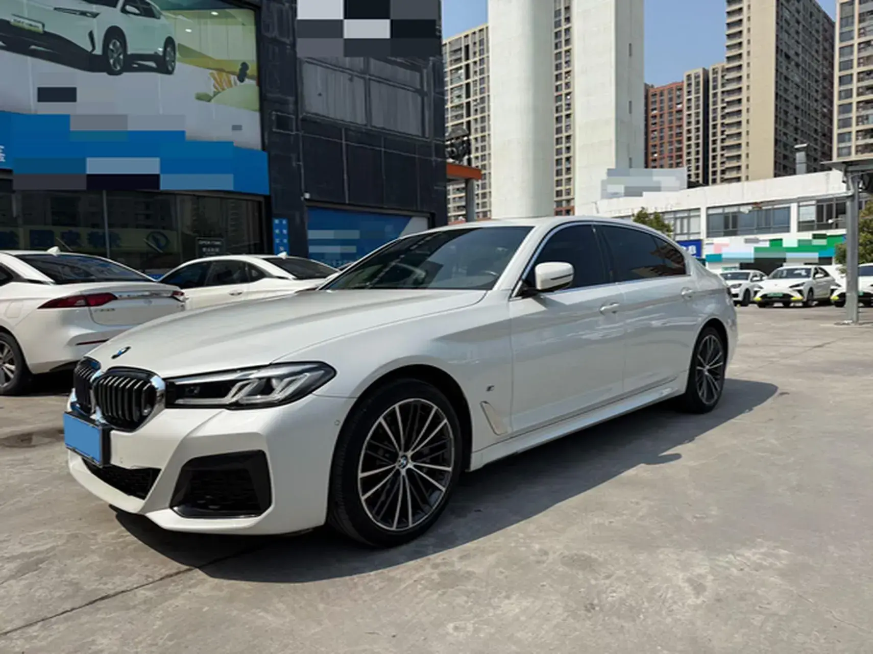 2022 BMW 5 view 1