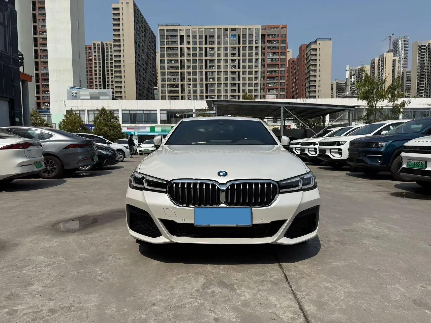 2022 BMW 5 thumbnail 2