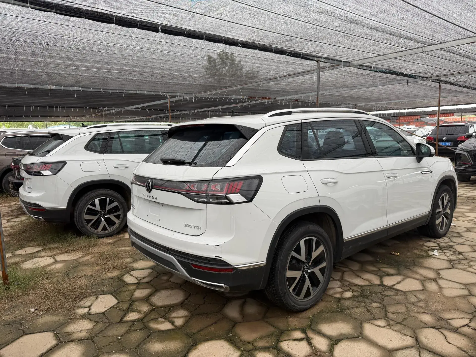 2023 VOLKSWAGEN TAYRON thumbnail 3