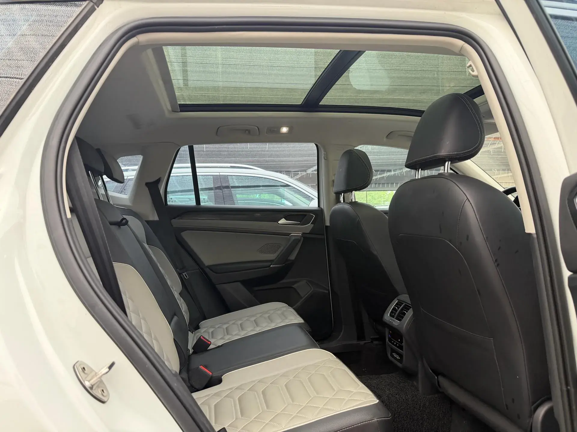 2023 VOLKSWAGEN TAYRON thumbnail 4