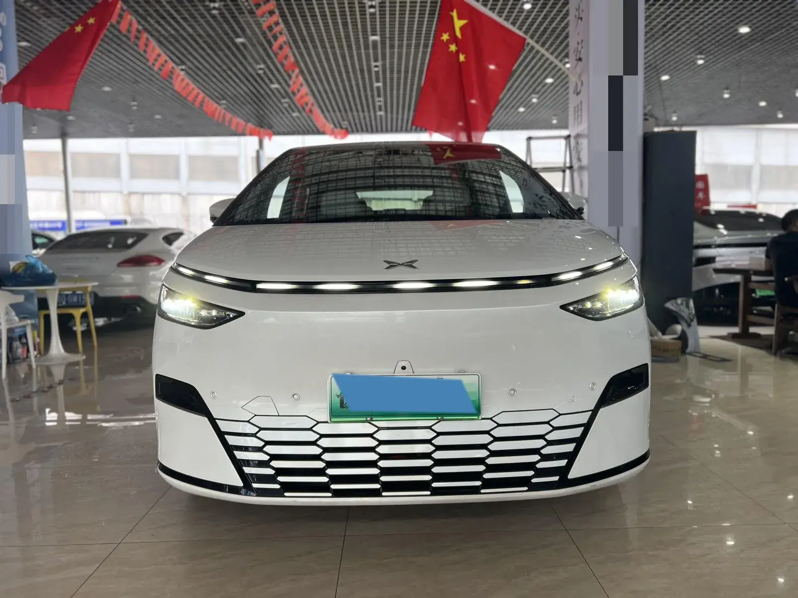 2024 XPENG X9 thumbnail 3