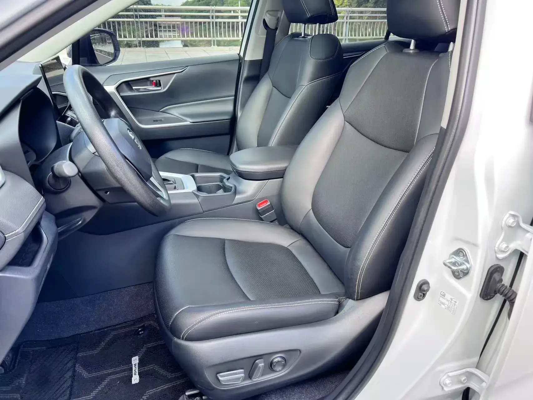 2023 TOYOTA RAV4 thumbnail 4