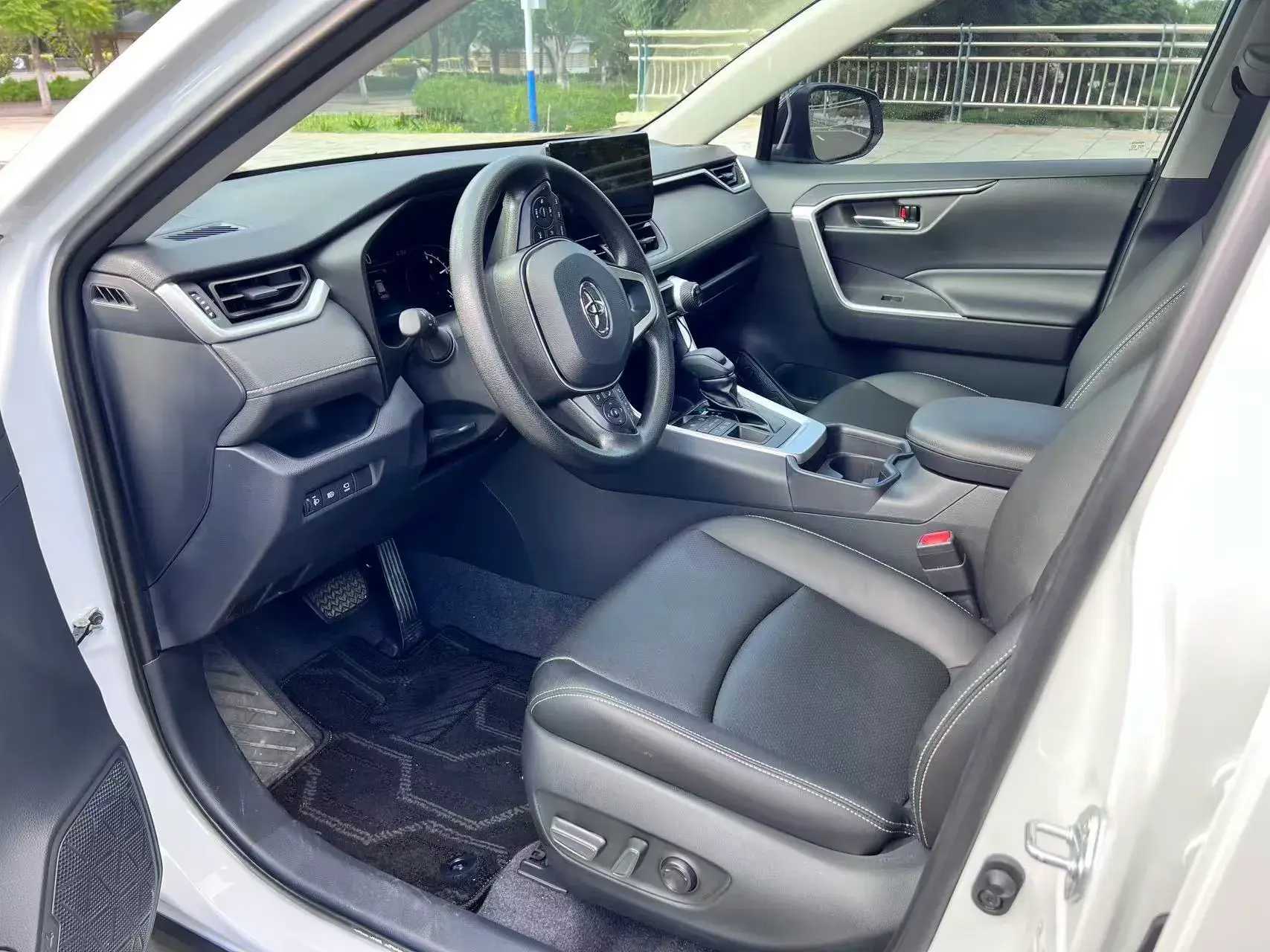 2023 TOYOTA RAV4 thumbnail 3