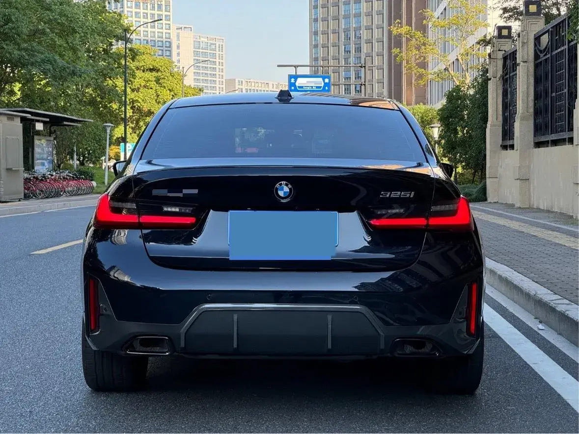 2024 BMW 3 thumbnail 3