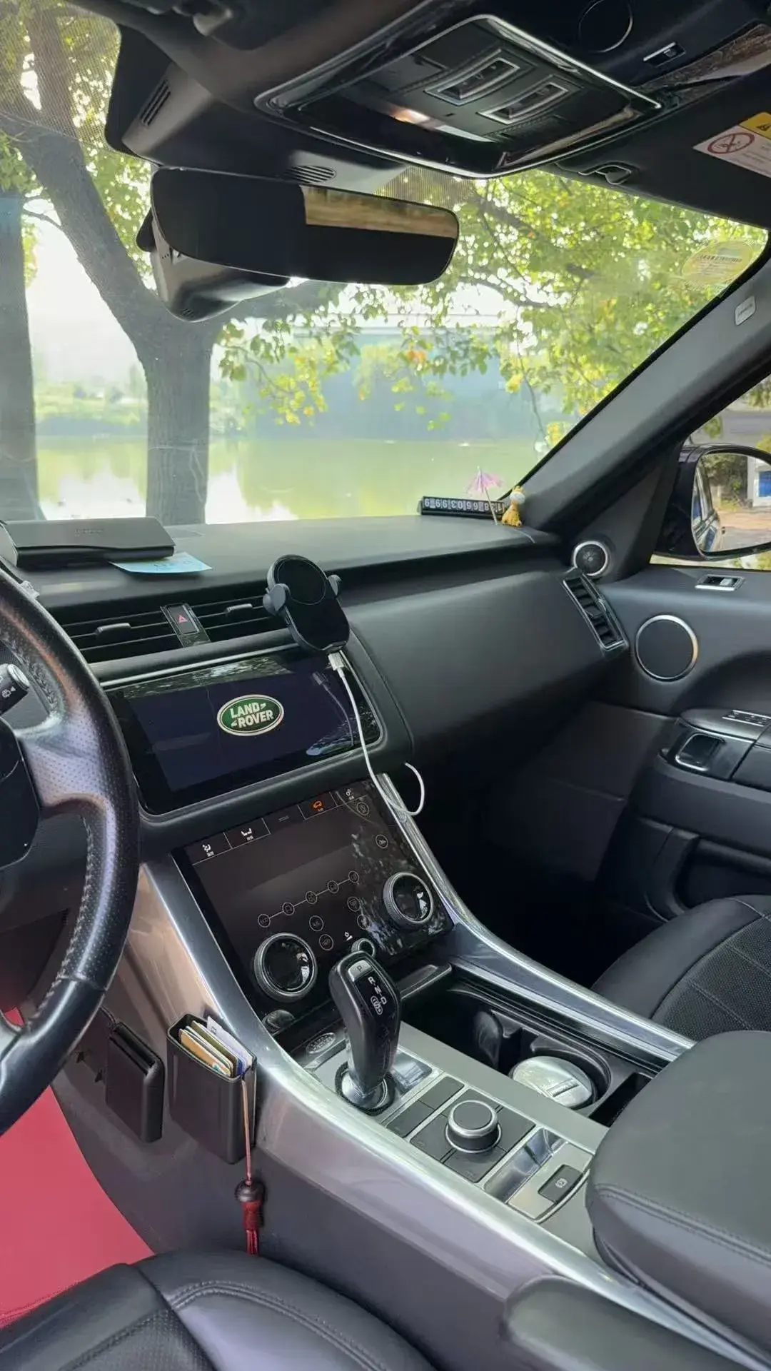 2019 LAND ROVER thumbnail 4