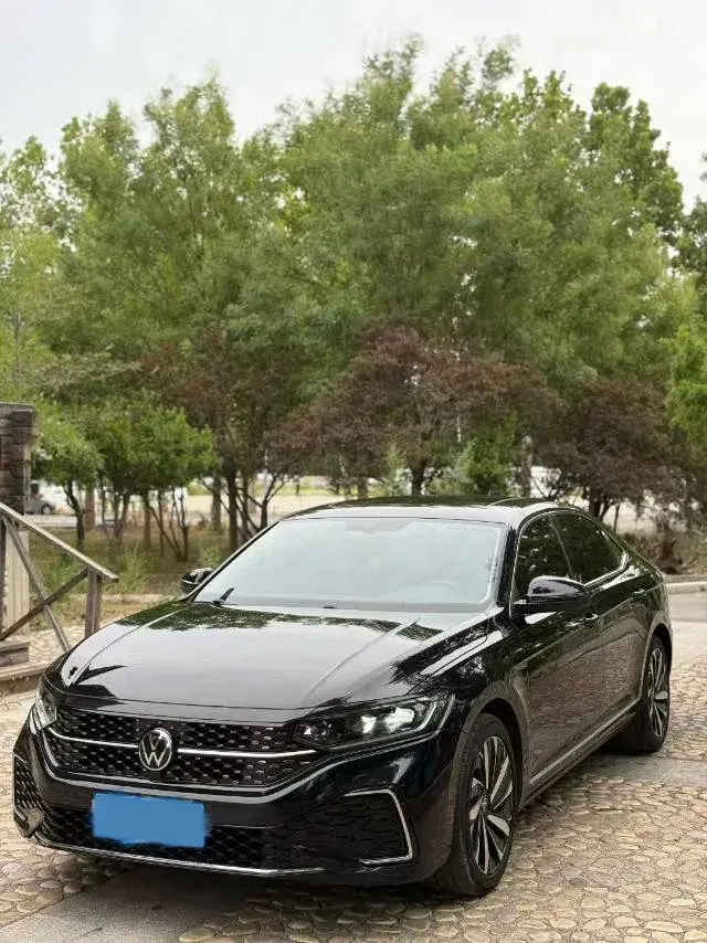 2022 VOLKSWAGEN PASSAT view 1