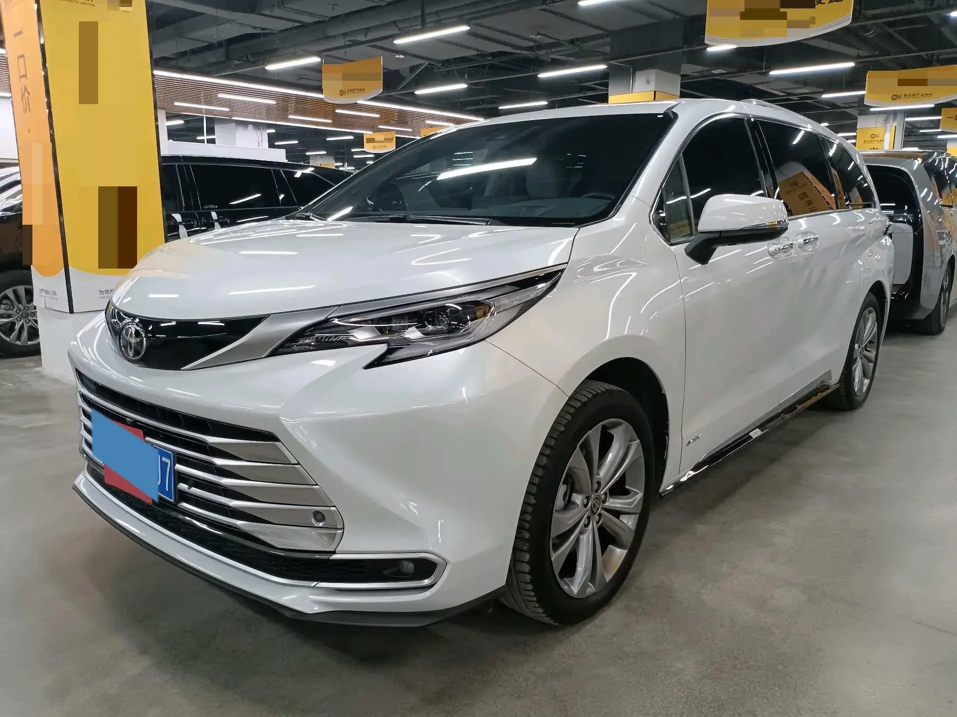 2024 TOYOTA SIENNA view 1