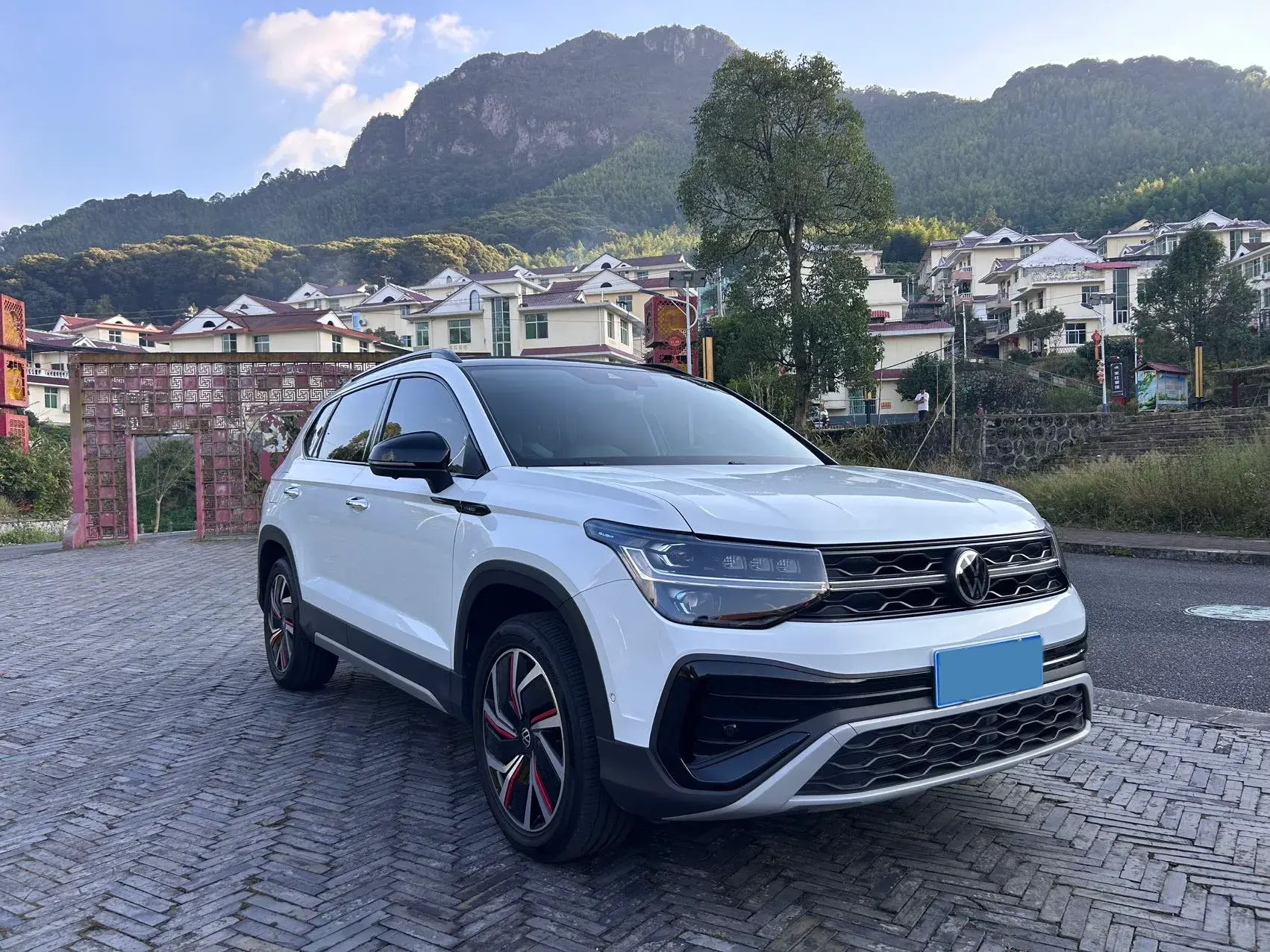 2024 VOLKSWAGEN THARU thumbnail 3