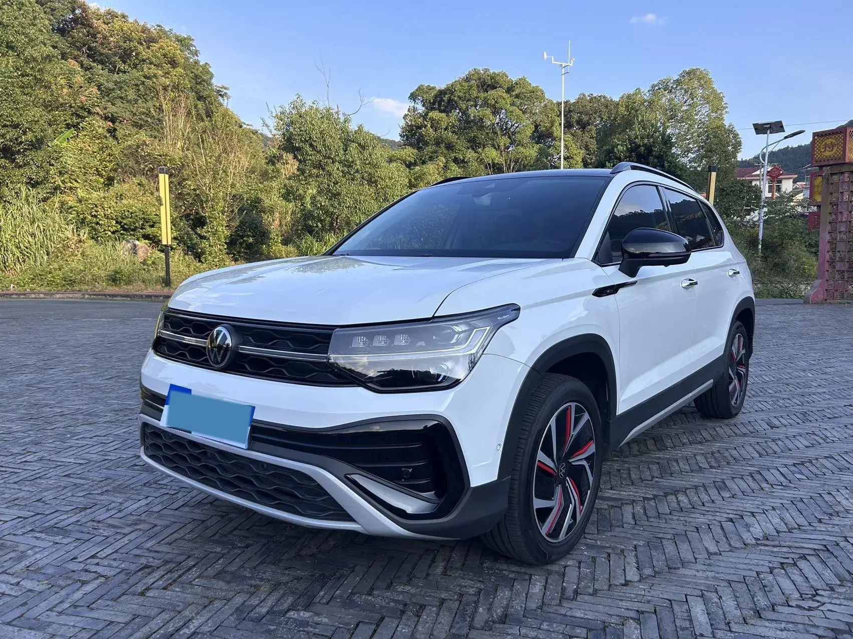 2024 VOLKSWAGEN THARU view 1