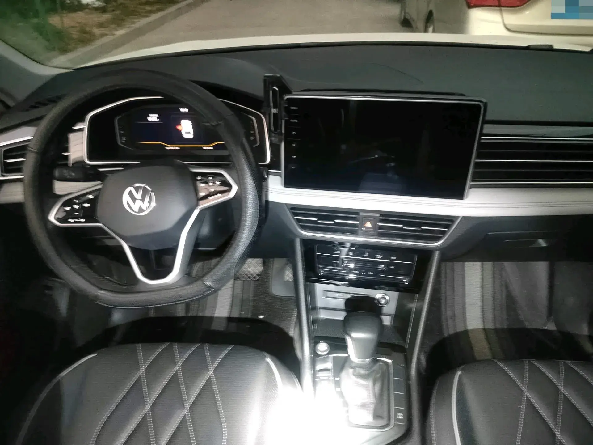 2023 VOLKSWAGEN TIGUAN thumbnail 3