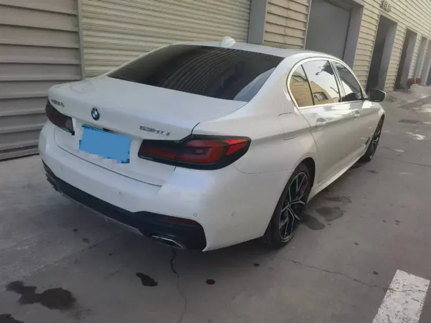 2021 BMW 5 thumbnail 2