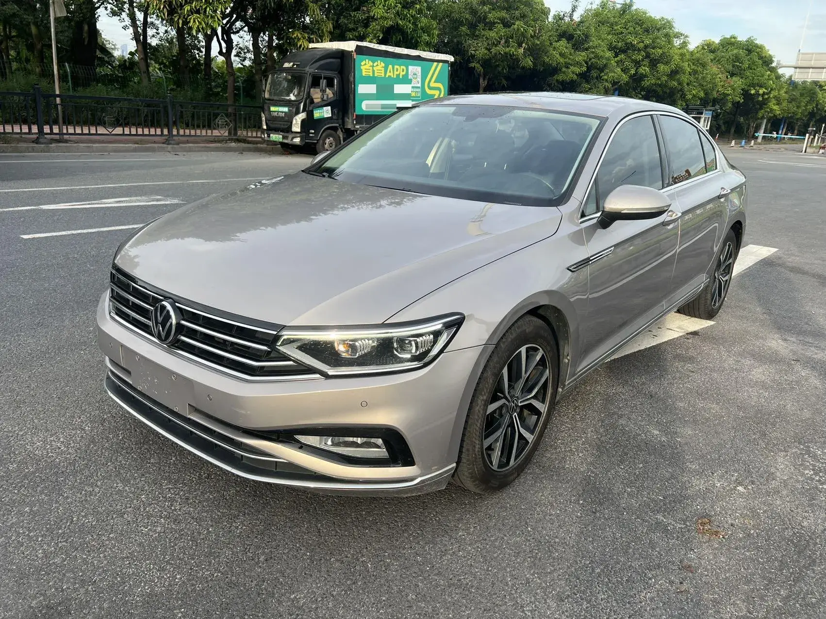 2020 VOLKSWAGEN MAGOTAN view 1