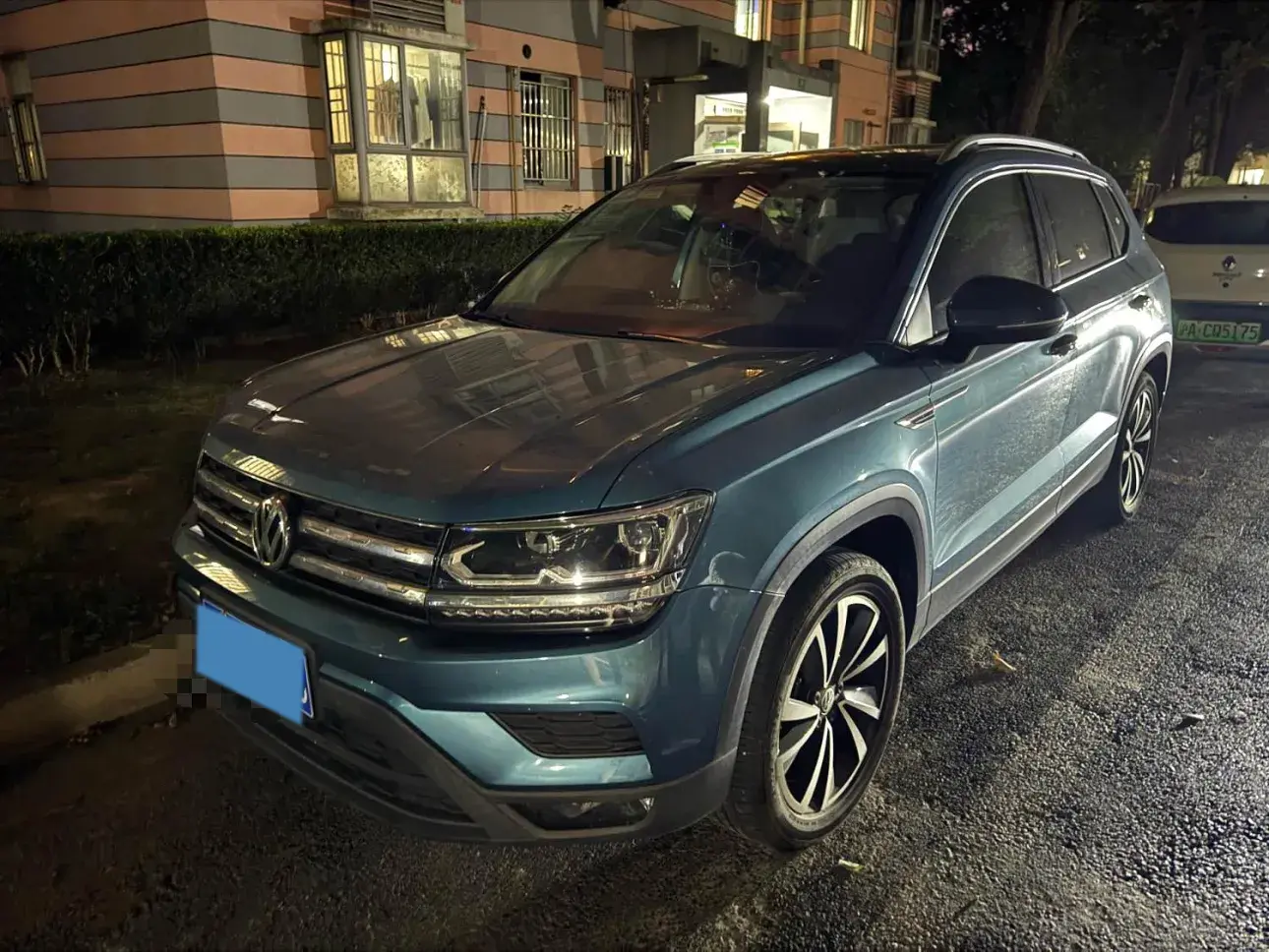 2021 VOLKSWAGEN THARU view 1