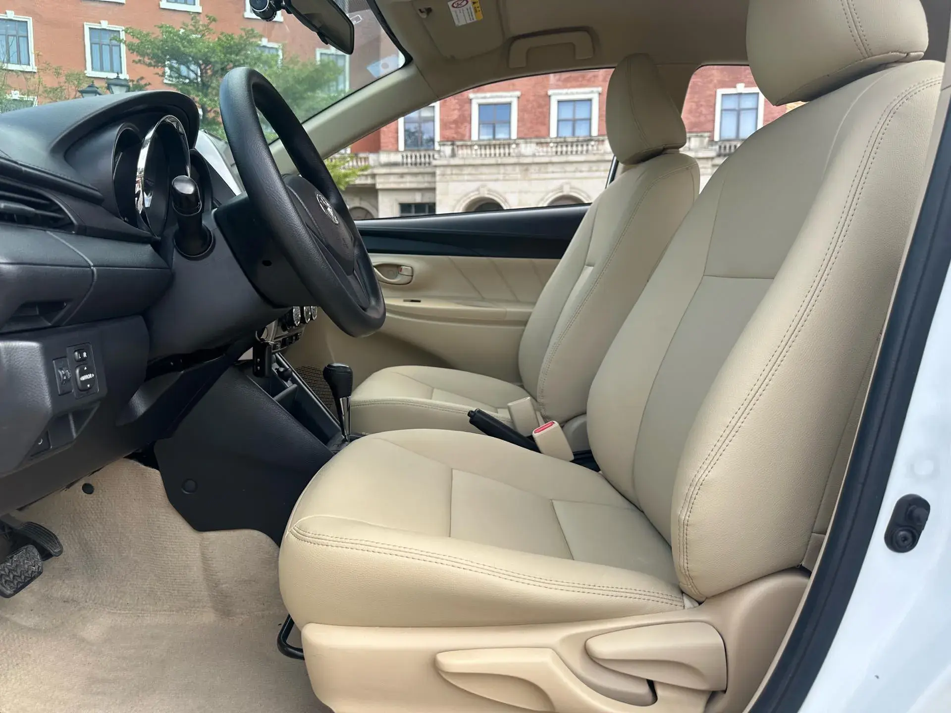 2017 TOYOTA YARIS thumbnail 3