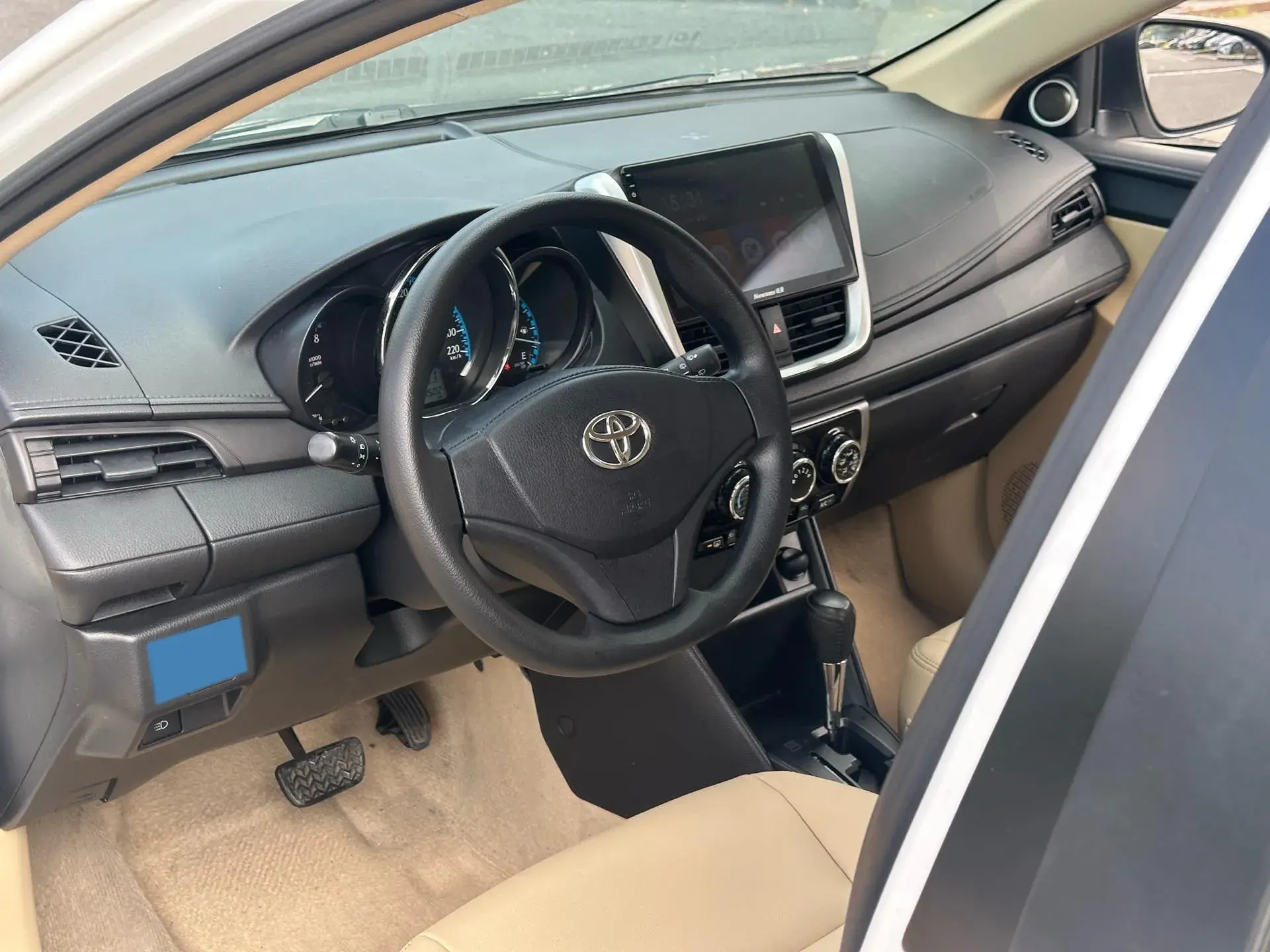 2017 TOYOTA YARIS thumbnail 4