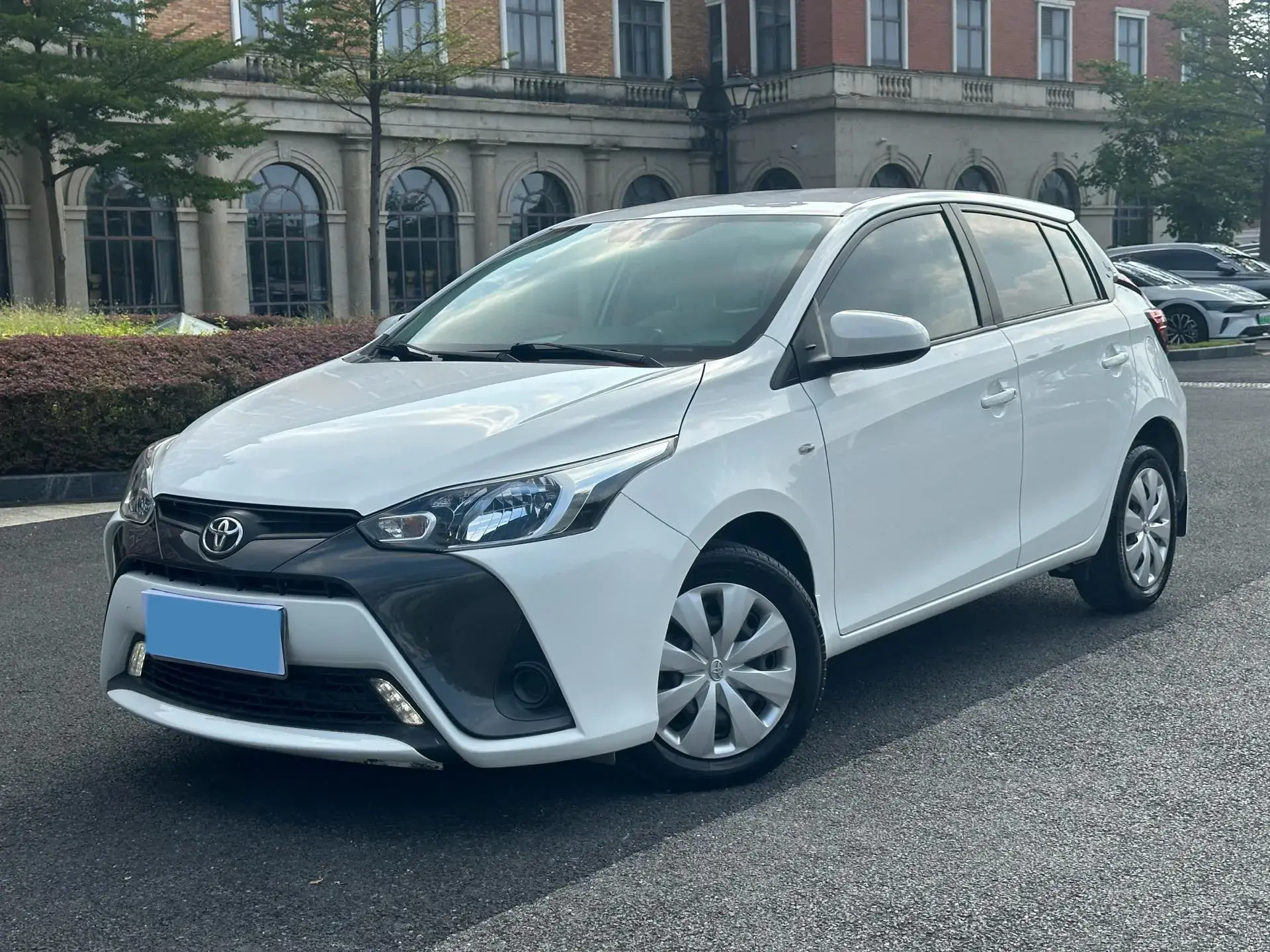 2017 TOYOTA YARIS view 1
