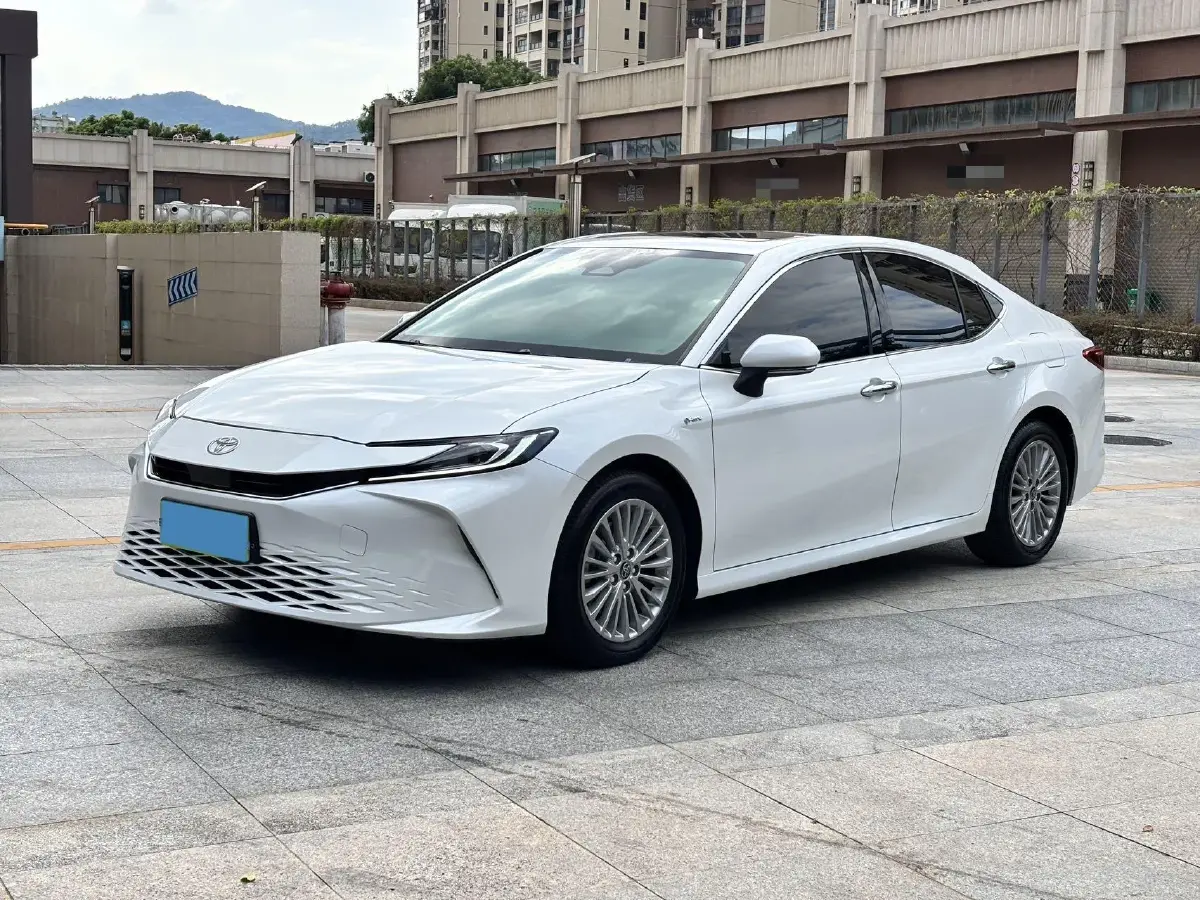 2024 Toyota Camry 2.0L 152HP L4 E-CVT Hybrid
