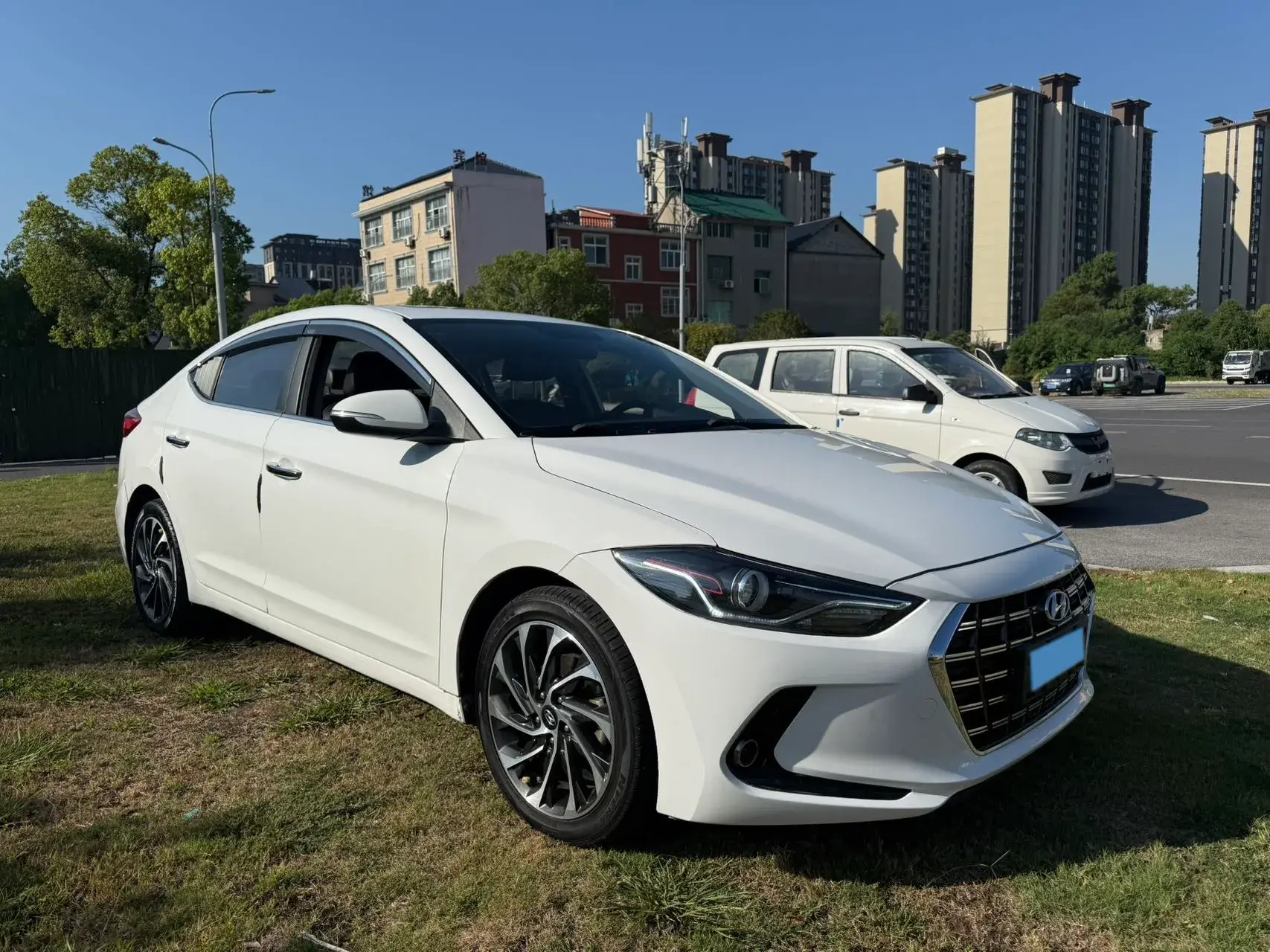 2019 HYUNDAI ELANTRA thumbnail 3