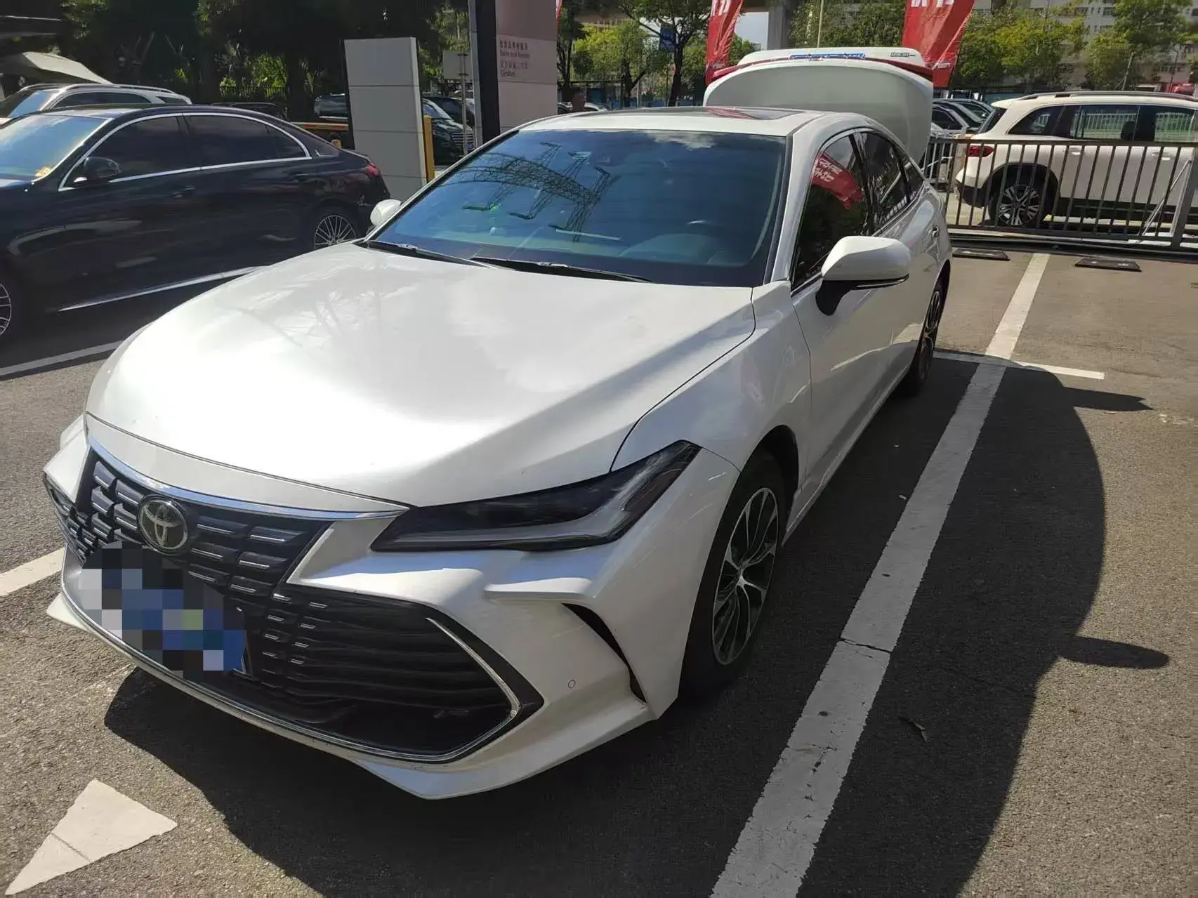 2022 TOYOTA AVALON view 1