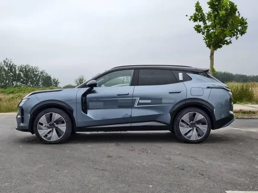 2025 LYNK&CO 08 thumbnail 3
