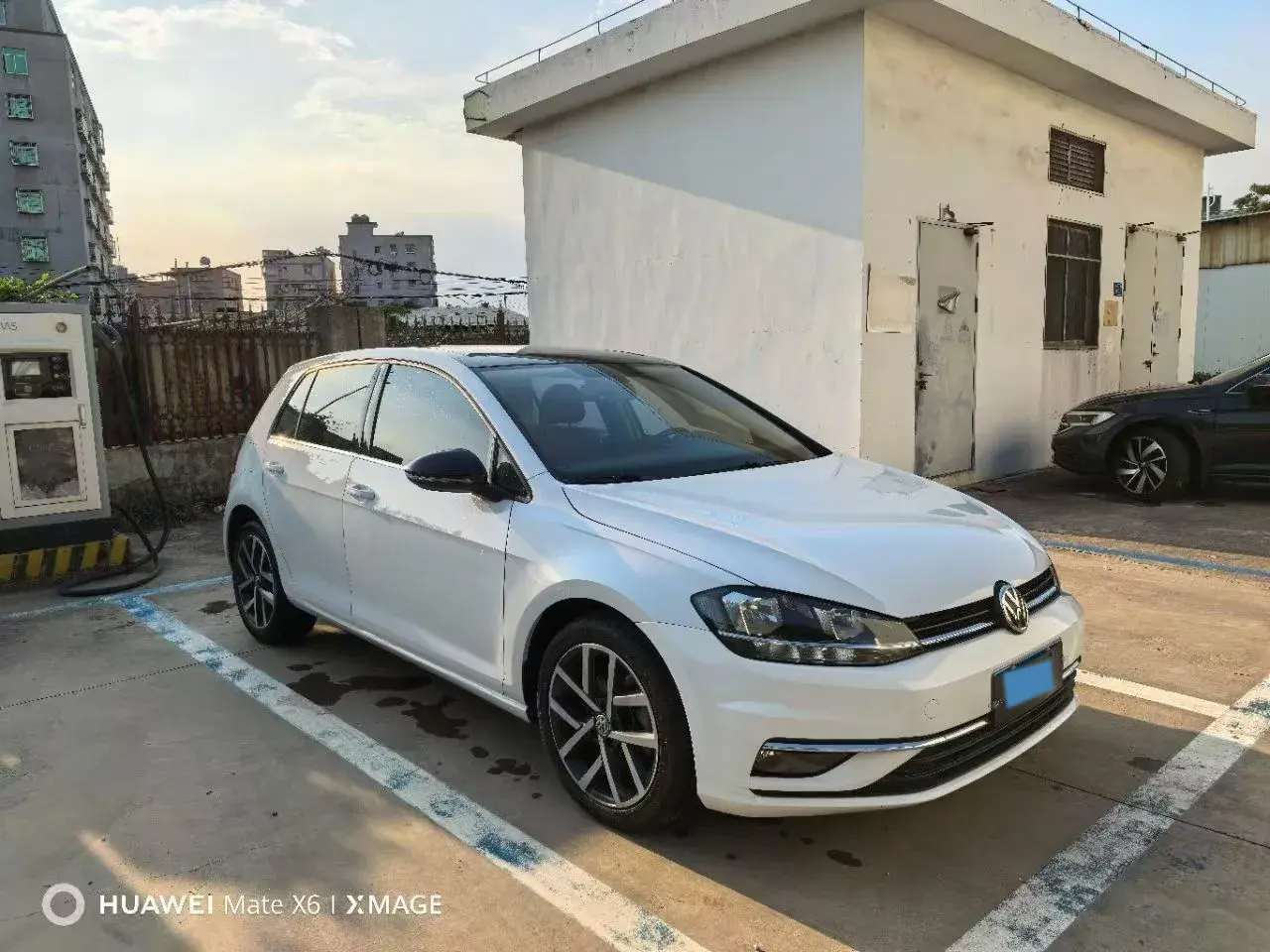 2019 VOLKSWAGEN GOLF thumbnail 3