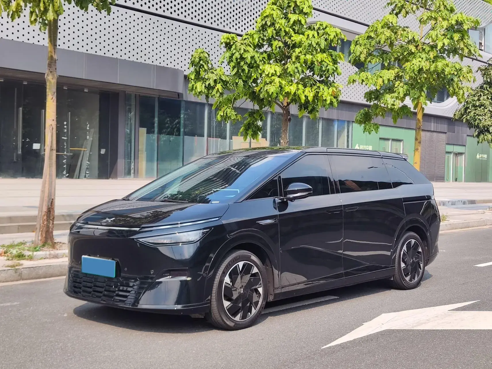 2024 XPENG X9 view 1