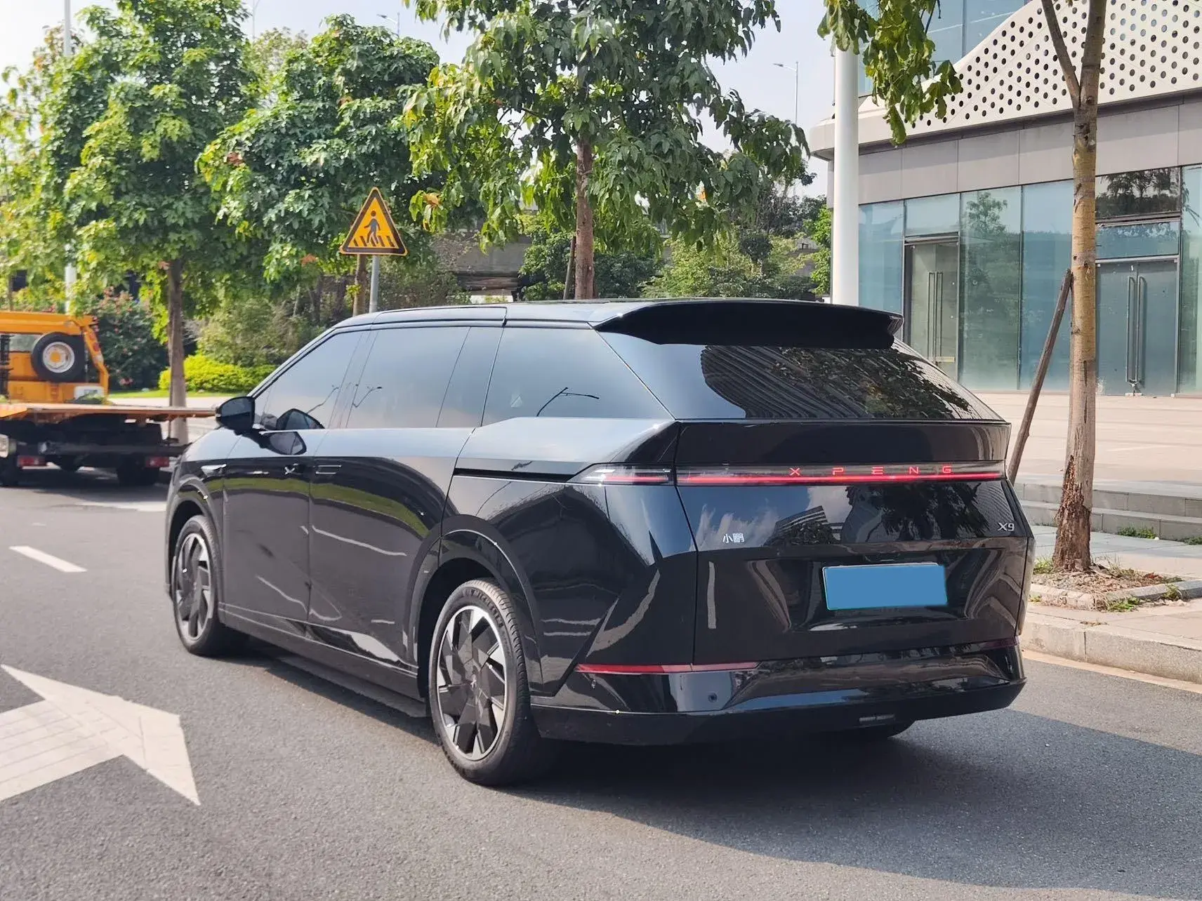 2024 XPENG X9 thumbnail 4