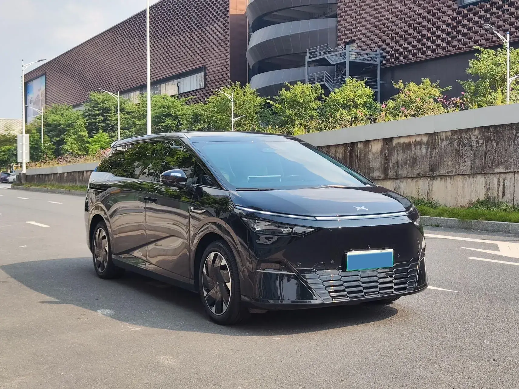 2024 XPENG X9 thumbnail 3