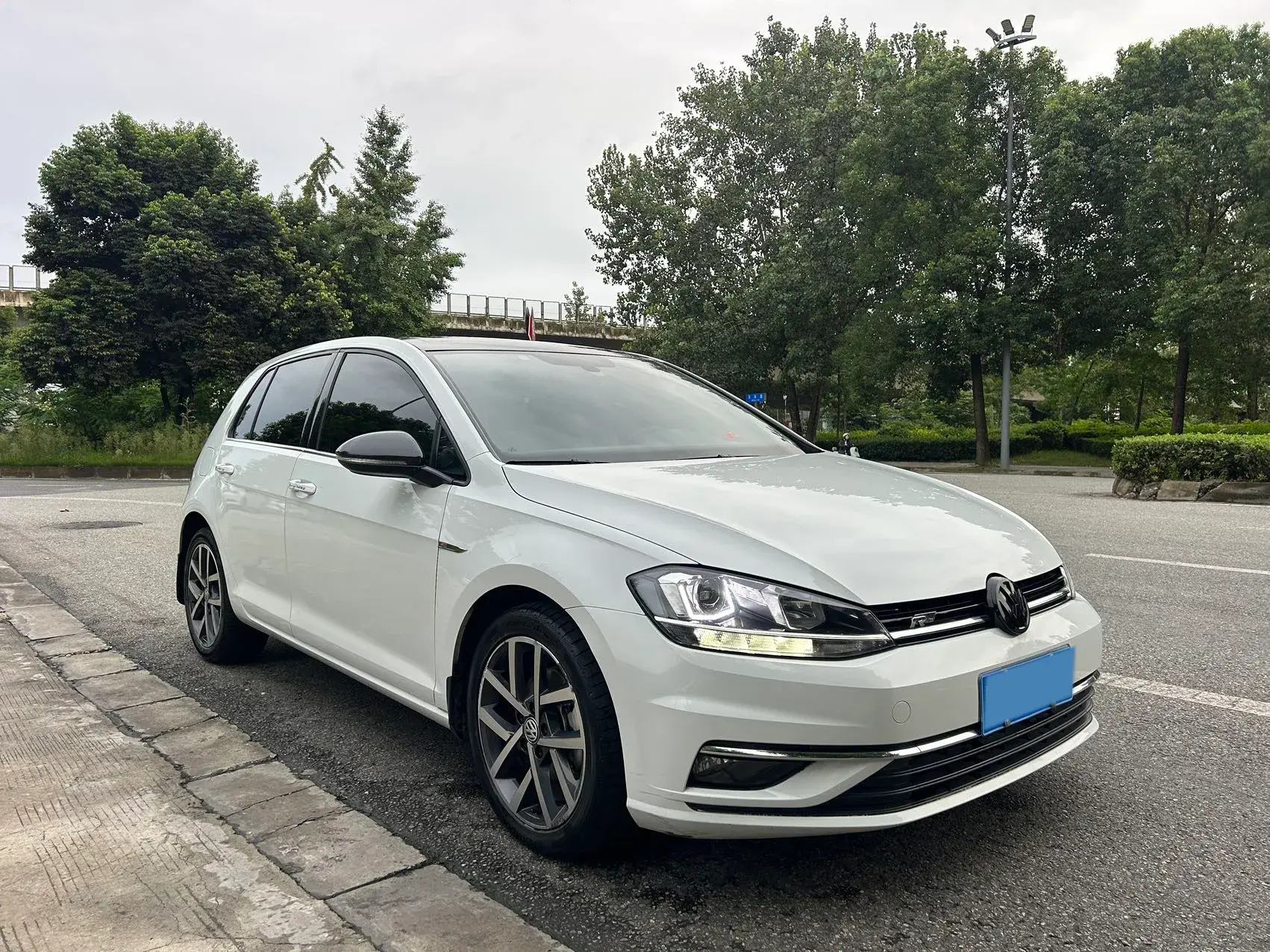 2020 VOLKSWAGEN GOLF thumbnail 3