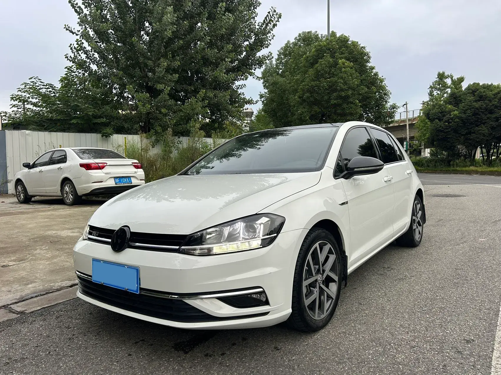 2020 VOLKSWAGEN GOLF view 1