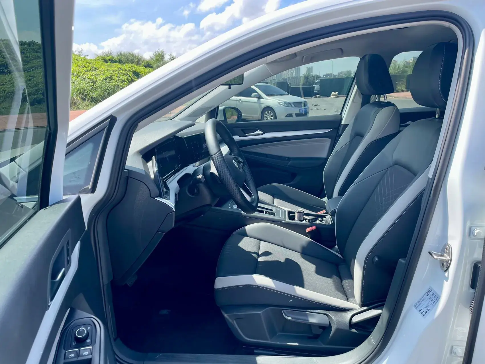 2021 VOLKSWAGEN GOLF thumbnail 4