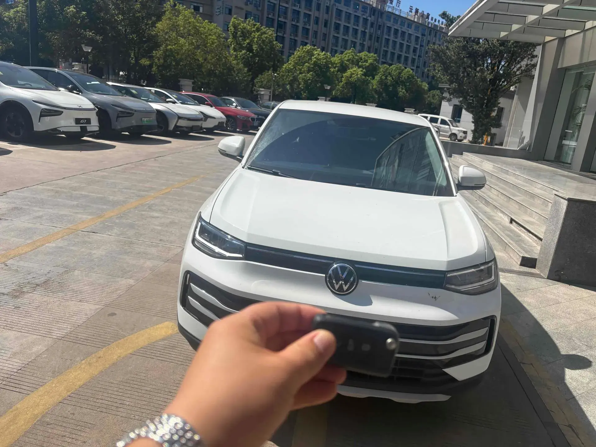 2025 VOLKSWAGEN THARU thumbnail 2