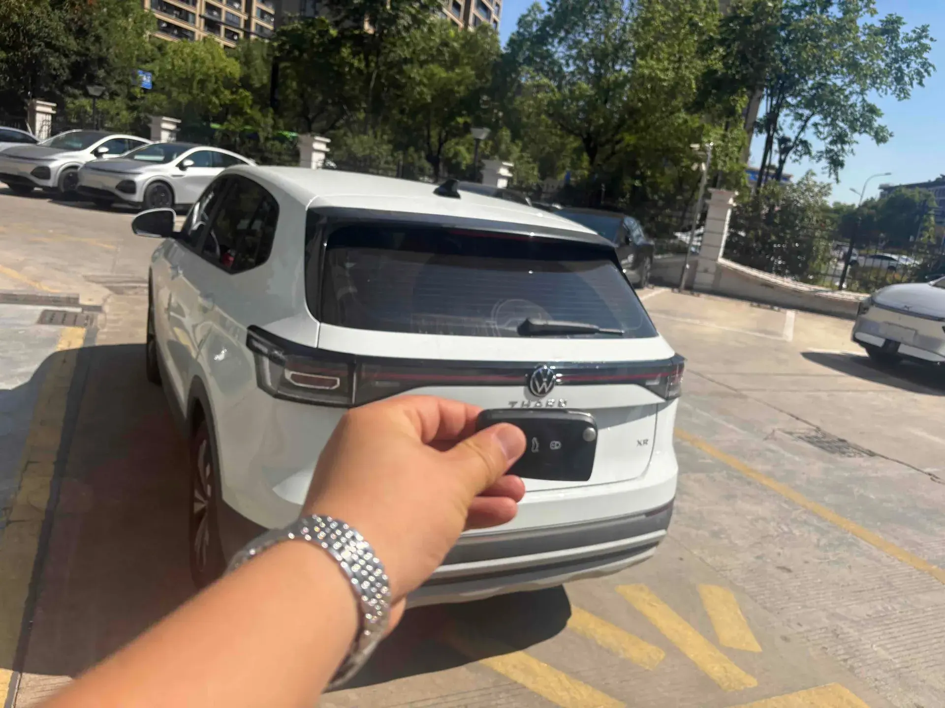 2025 VOLKSWAGEN THARU thumbnail 4