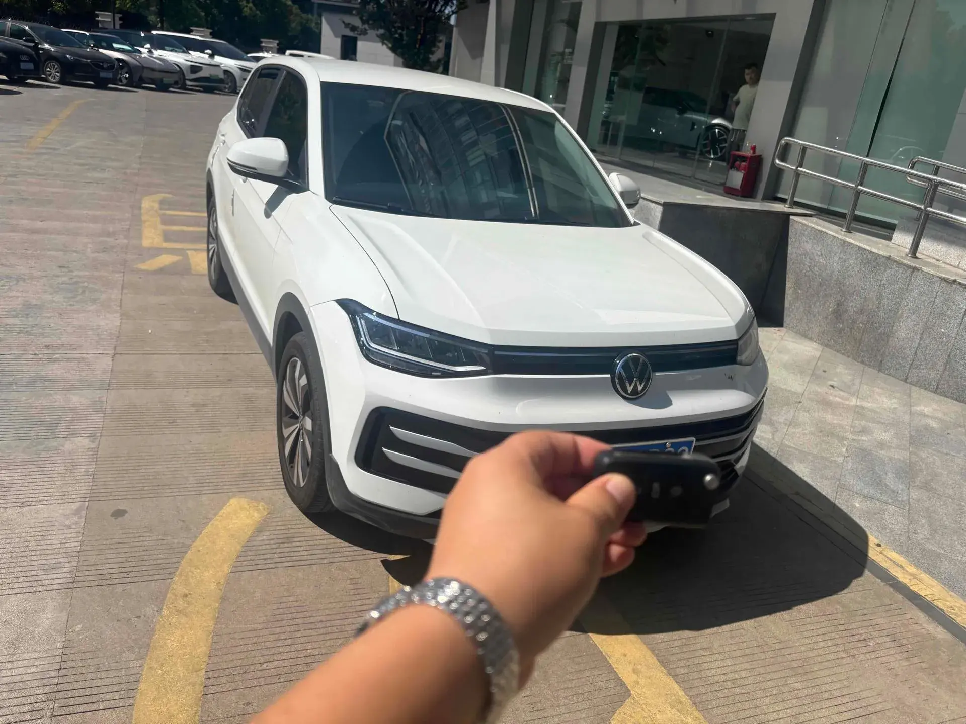 2025 VOLKSWAGEN THARU thumbnail 3