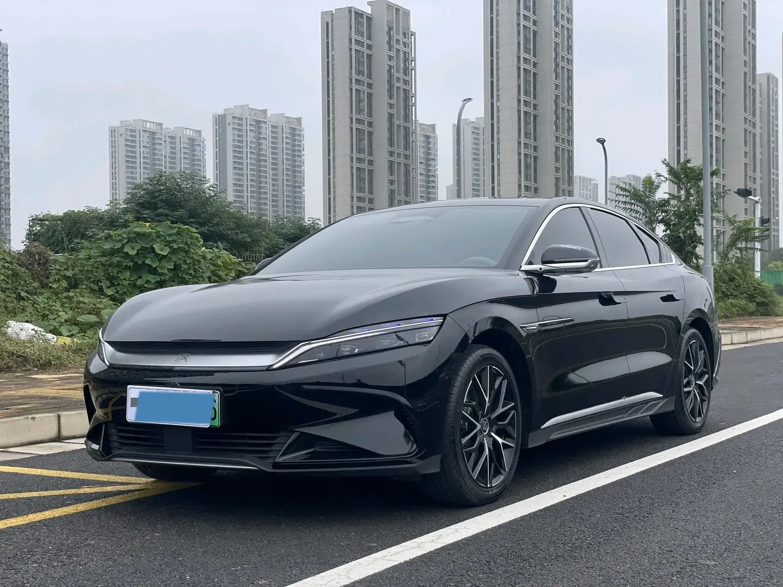 2025 BYD HAN view 1