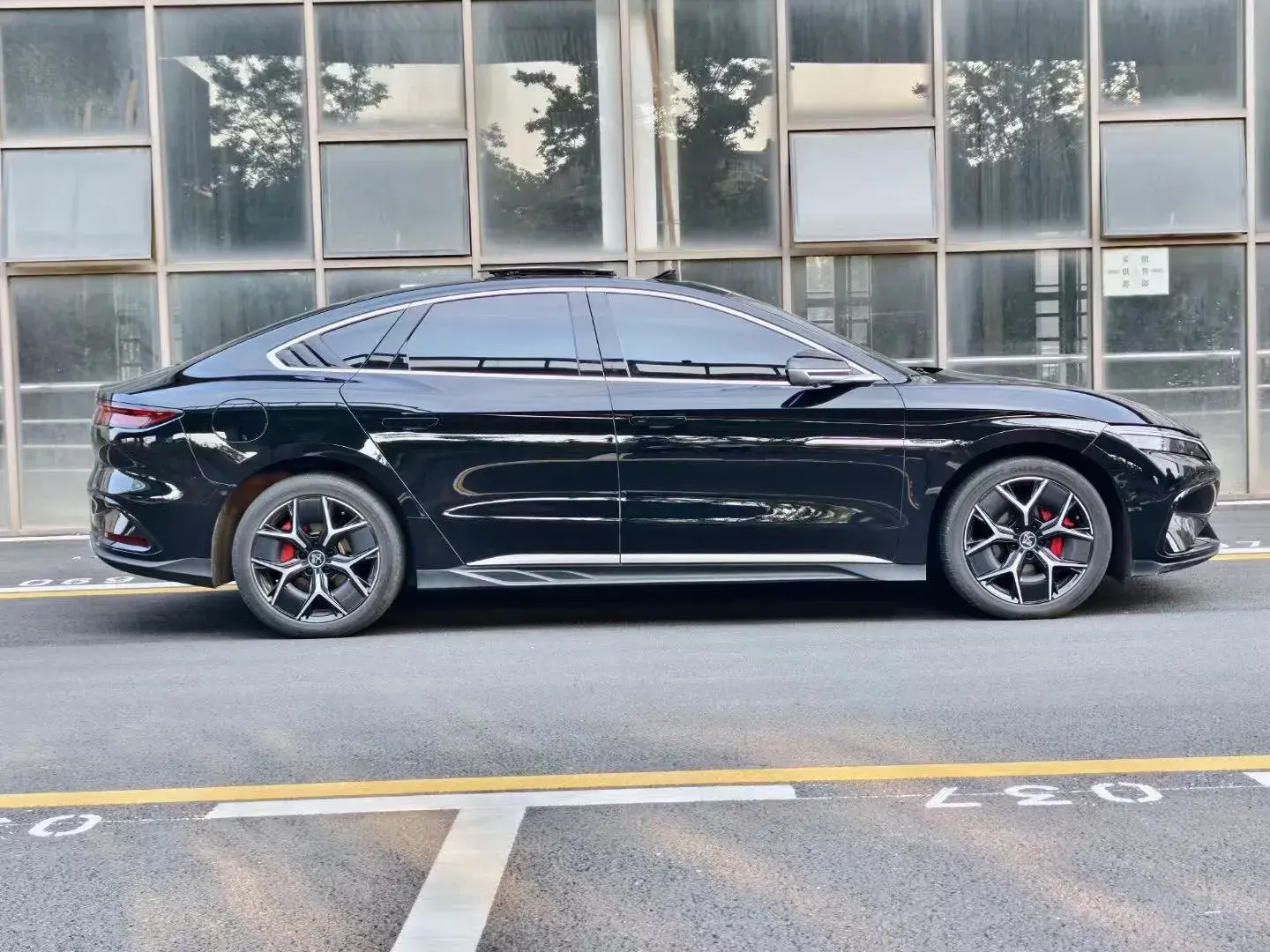 2023 BYD HAN thumbnail 3